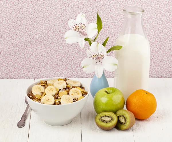Bowl of cereals with fruits and milk — Stock Photo, Image