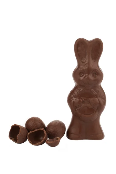 Cioccolato coniglietto caramelle accanto alle uova di cioccolato — Foto Stock