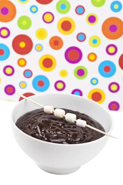 Skål med smält choklad med färgglada marshmallow på pinne — Stockfoto