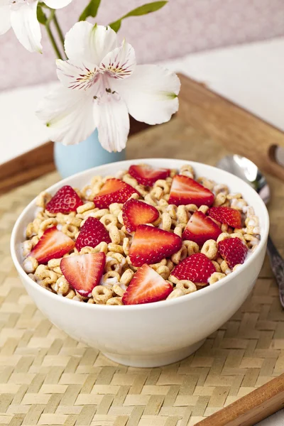 Cereals with strawberry toppings — Stock Photo, Image