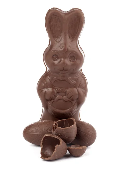 Chocolate conejito caramelo al lado de los huevos de chocolate — Foto de Stock