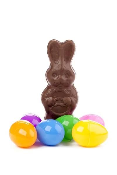 Шоколадный кролик и разноцветные яйца — стоковое фото