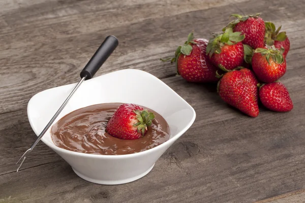 碗巧克力 dip 和草莓 — 图库照片