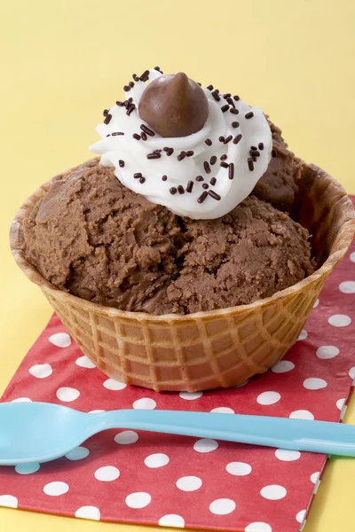 Шоколадное мороженое в сахарном конусе с салфеткой и ложкой — стоковое фото