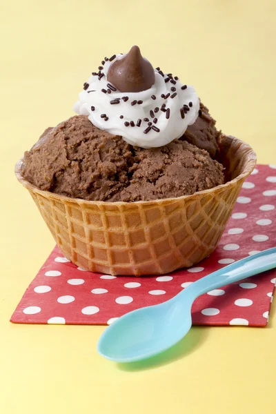 Çikolatalı dondurma sosu ile — Stok fotoğraf