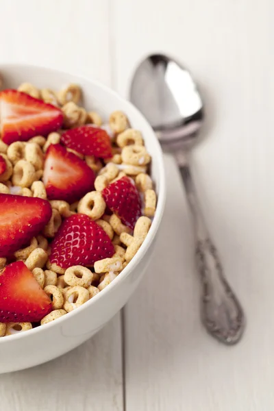 Bowl of ring cereals and spoon — Stock Photo, Image