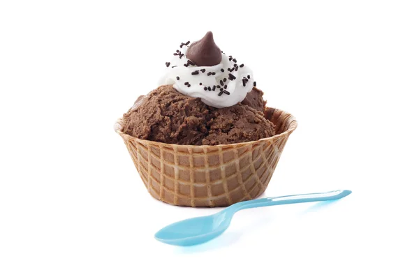 Cône de crème glacée au chocolat et cuillère — Photo