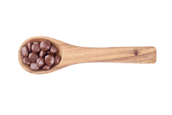 Schokoladenbonbons in einer Holzlöffel — Stockfoto