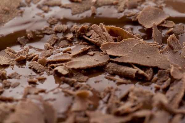 Trozos de chocolate sobre chocolate derretido — Foto de Stock