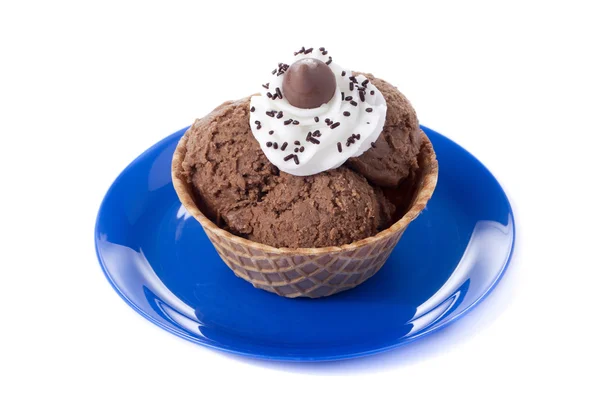 Шоколадное мороженое в голубой тарелке — стоковое фото