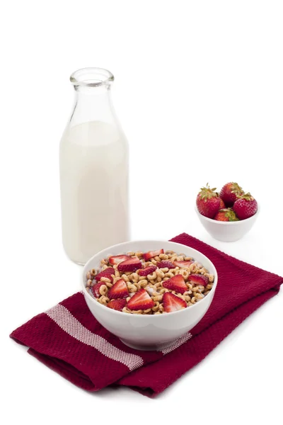 谷物草莓和一瓶牛奶 — 图库照片