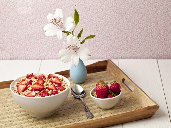 Frukostflingor och jordgubbar — Stockfoto
