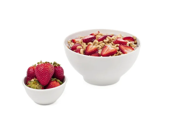 Cereal con rodajas de fresas y tazón de fresas — Foto de Stock