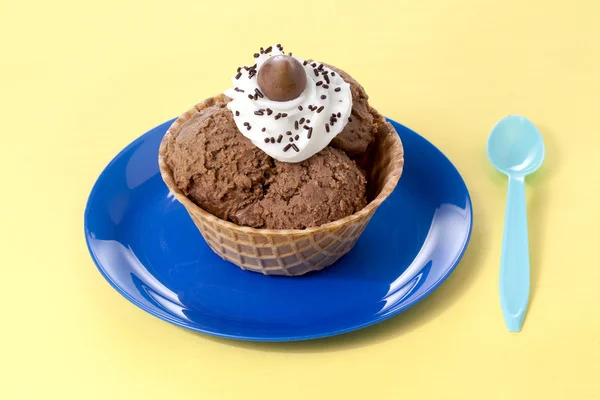 Παγωτό σοκολάτα με υλικά για γαρνίρισμα — Φωτογραφία Αρχείου