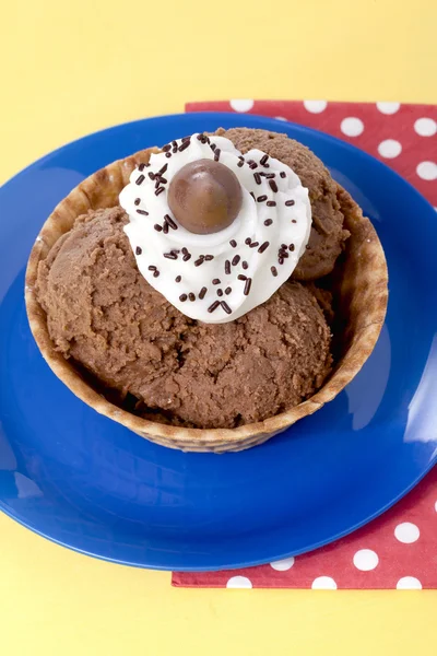 파란색 접시에 초콜릿 아이스크림 콘 — 스톡 사진