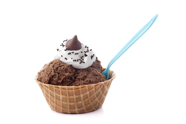 Çikolatalı dondurma kırbaç krem ve öpücükler — Stok fotoğraf