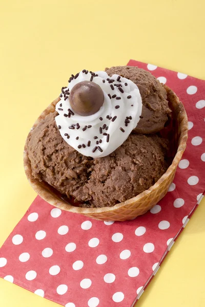 Gelato al cioccolato in un grande cono — Foto Stock