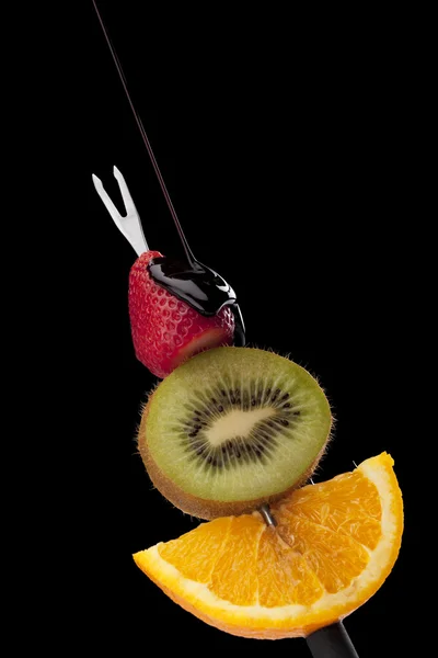 Крупним планом зображення фруктів в паличці з шоколадною паличкою — стокове фото