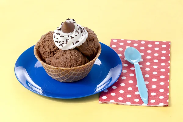 Шоколадное мороженое в голубой тарелке — стоковое фото