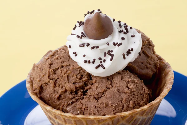 Шоколадное мороженое в сахарном рожке — стоковое фото