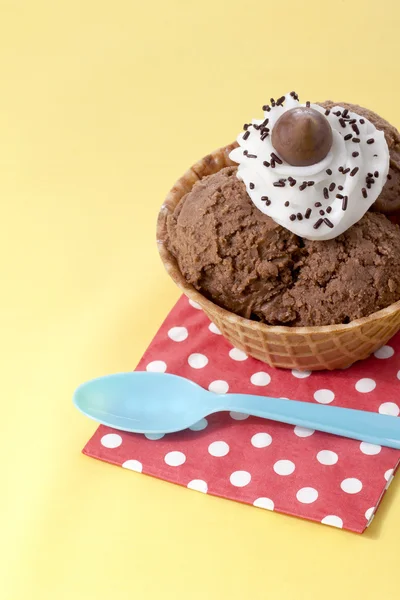 Zamknij się obraz lodów czekoladowych z serwetka stół i łyżka — Zdjęcie stockowe