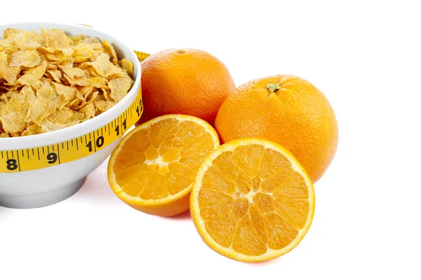 コーンフレークのボウルとオレンジの果実をトリミング — ストック写真