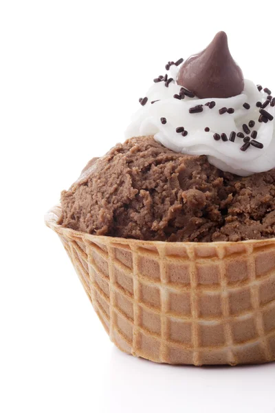 Обрезанное изображение шоколадного мороженого в сахарном конусе — стоковое фото