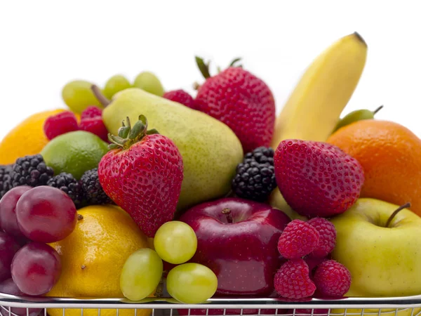 Cesto de compras cheio de frutas — Fotografia de Stock