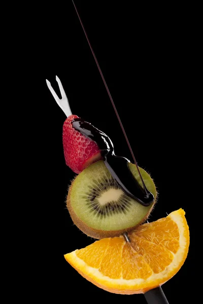 Frutas na vara com chocolates — Fotografia de Stock