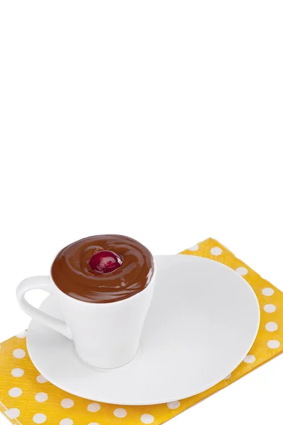 Tasse geschmolzene Schokolade auf einem Teller mit Kirsche — Stockfoto