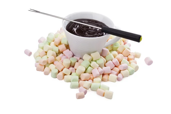 Coppa di cioccolato fuso in mucchio di marshmallow colorato — Foto Stock