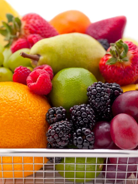 Cesta llena de fruta —  Fotos de Stock