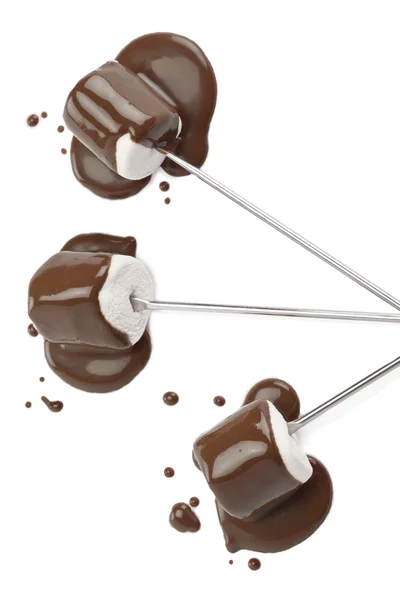 Mallows 蘸上巧克力糖浆 — 图库照片