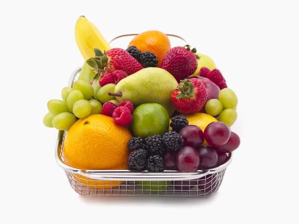 Cesta cheia de frutas — Fotografia de Stock