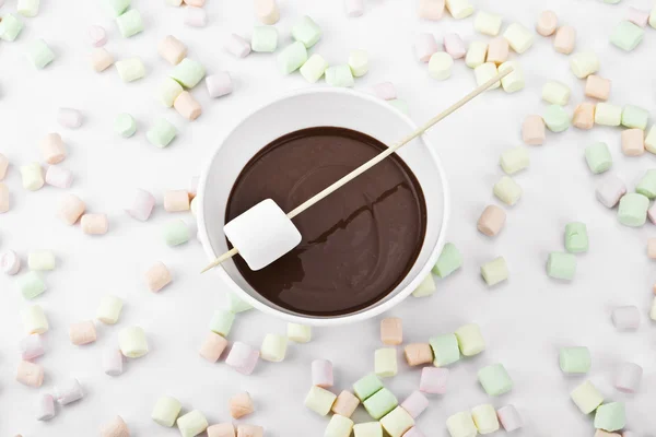 在一根棍子和熔化的巧克力棉花糖 — 图库照片