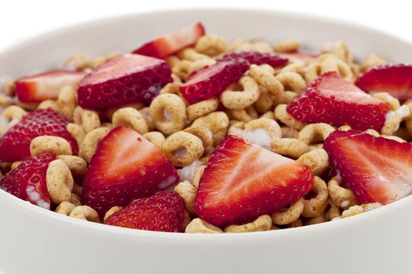 Anillos de cereales saludables con fresas en rodajas — Foto de Stock
