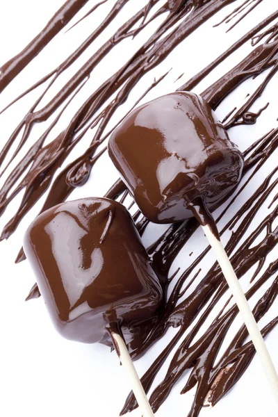 Marshmallow vallende gesmolten chocolade — Stockfoto