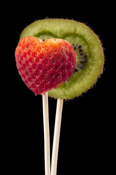 Hjärtformade kiwi och jordgubbar — Stockfoto