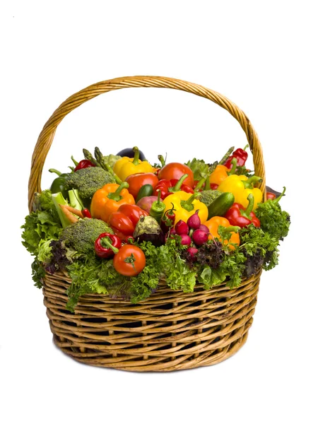 Enorme cesta de verduras aislado en blanco — Foto de Stock