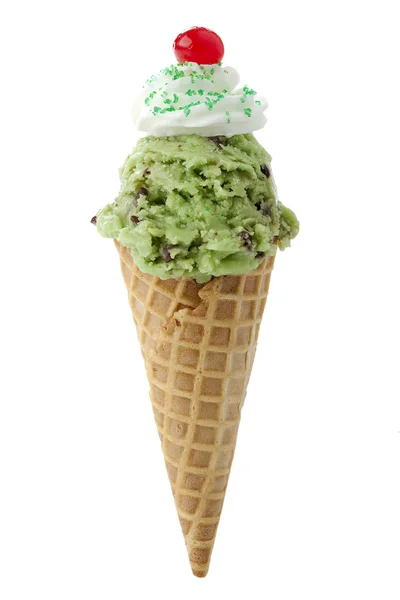 Конус мороженого с глазурью и вишней сверху — стоковое фото