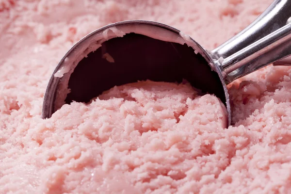 Pala de helado en helado — Foto de Stock