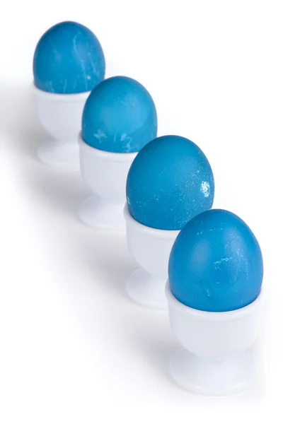 В подкладке голубые яйца на белой чашке — стоковое фото