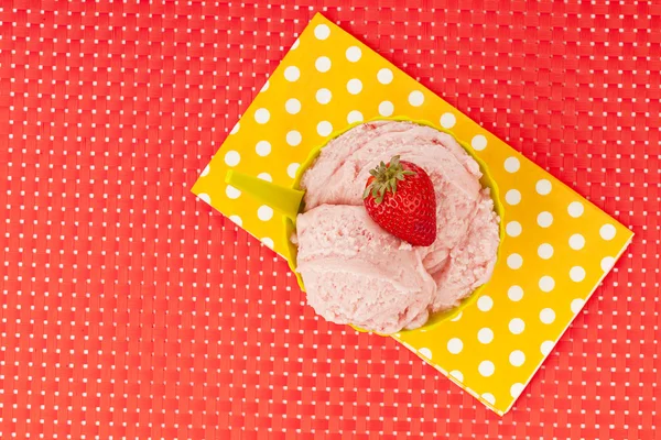 Imagem de uma tigela de sorvete de morango — Fotografia de Stock