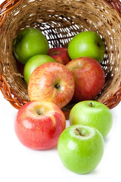 Красные и зеленые яблоки в корзине — стоковое фото