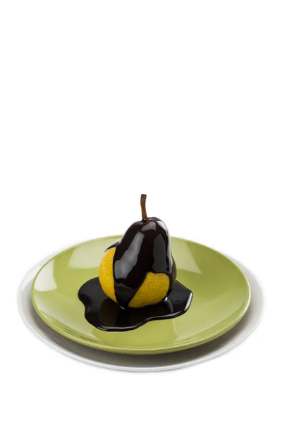 Päron överdragna med choklad sirap — Stockfoto
