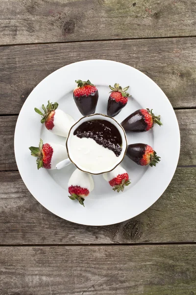 ホワイトとイチゴの皿と茶色のチョコレート — ストック写真