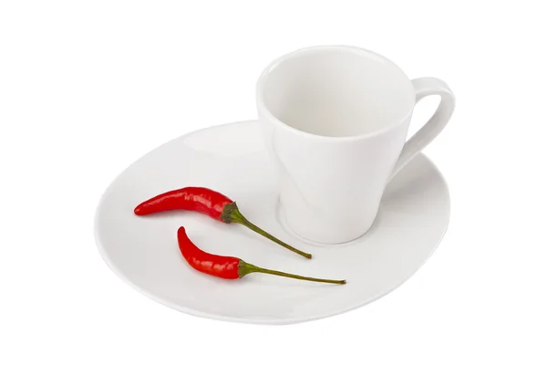 Rote Chili in weißer Untertasse mit weißer Tasse — Stockfoto