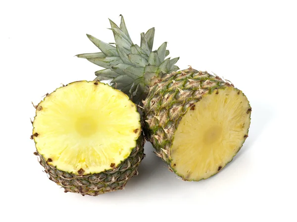 Ananas på vitt i två bitar — Stockfoto