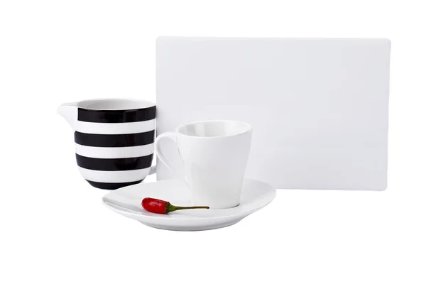 Chili rouge dans une assiette blanche avec tasses et papier blanc — Photo