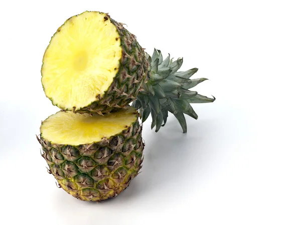 Ananas in tweeën gesneden — Stockfoto